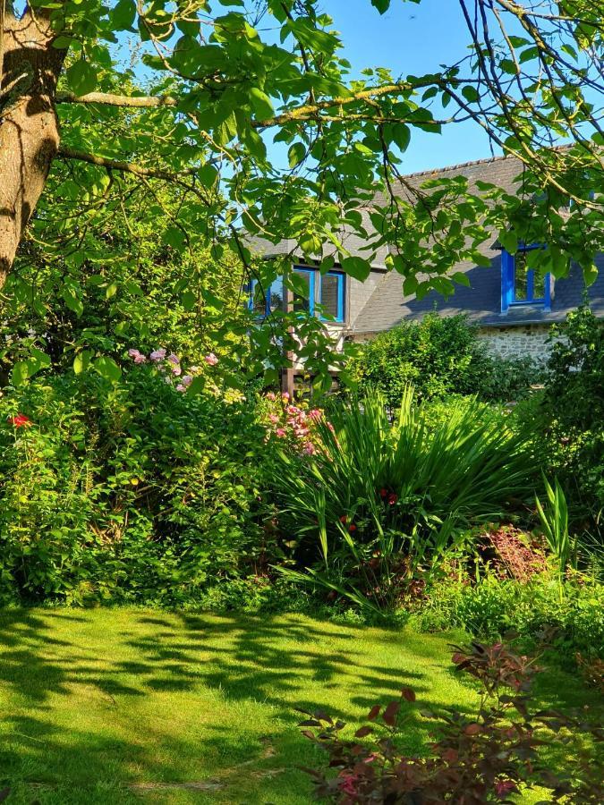 Grande maison en pierre, calme, jardin arboré. Roz-Landrieux Exterior foto
