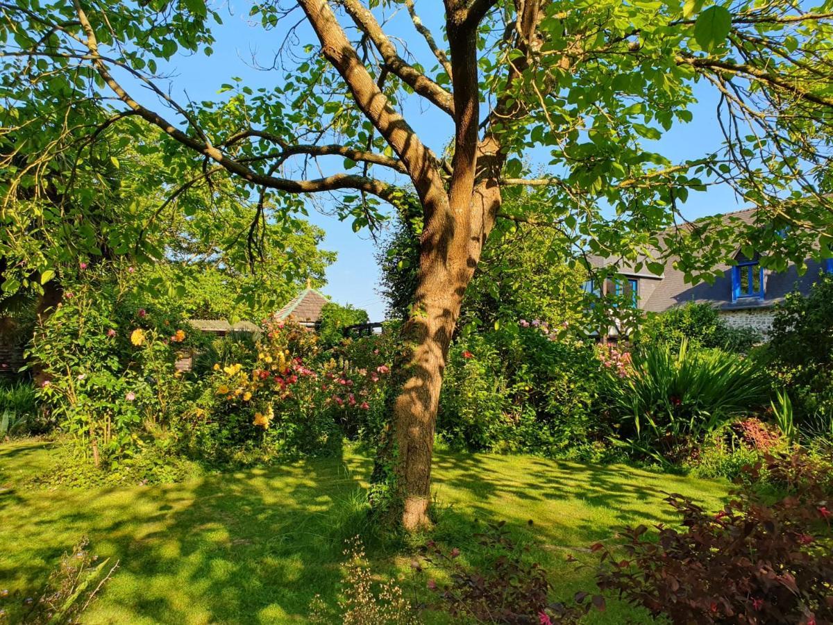 Grande maison en pierre, calme, jardin arboré. Roz-Landrieux Exterior foto
