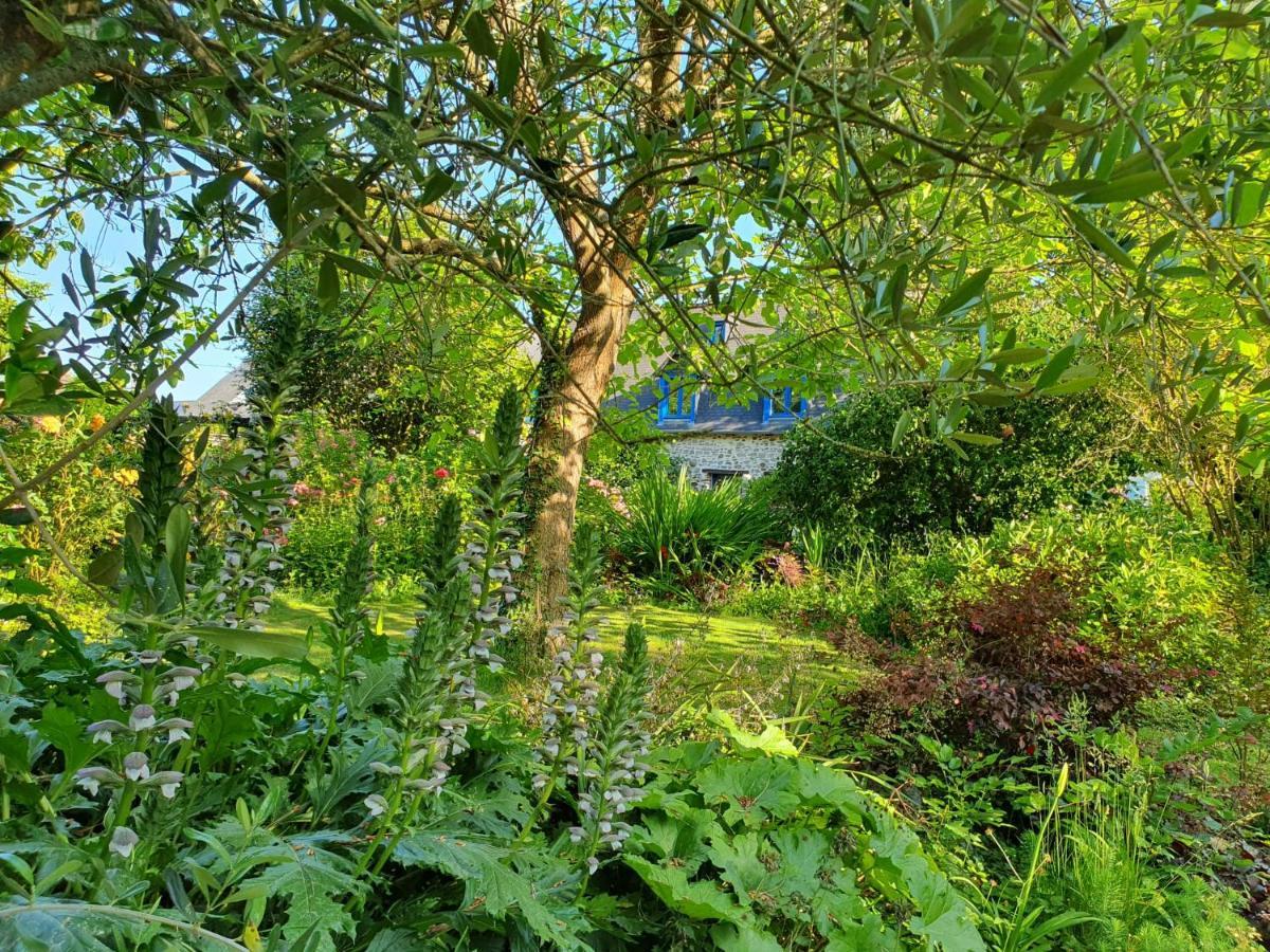 Grande maison en pierre, calme, jardin arboré. Roz-Landrieux Exterior foto